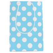 Weiße Polka-Punkte auf blass blau Mittlere Geschenktüte (Vorderseite)