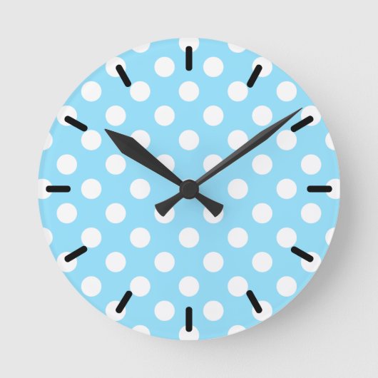 Weiße Polka-Punkte auf blass blau Runde Wanduhr (Vorderseite)