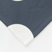 Weiße Polka-Punkte auf blau-grau Fleecedecke (Ecke)