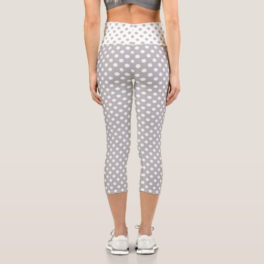 Weiße Polka Punkte auf Chrome Gray Hintergrund Capri Leggings (Rückseite)
