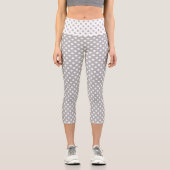 Weiße Polka Punkte auf Chrome Gray Hintergrund Capri Leggings (Vorderseite)
