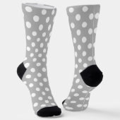 Weiße Polka Punkte auf Chrome Gray Hintergrund Socken (Gewinkelt)
