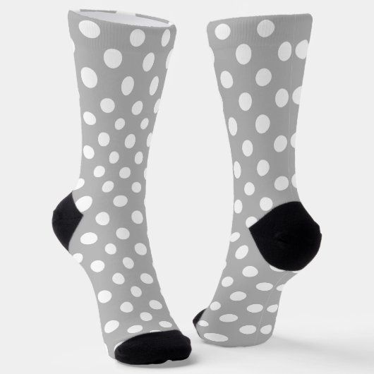 Weiße Polka Punkte auf Chrome Gray Hintergrund Socken (Gewinkelt)