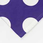 Weiße Polka-Punkte auf dunkelblau Fleecedecke (Ecke)