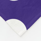 Weiße Polka-Punkte auf dunkelblau Fleecedecke (Ecke)