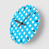 Weiße Polka Punkte auf elektrischem Blau Runde Wanduhr (Winkel)