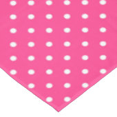 Weiße Polka Punkte auf Fuchsia Farbe Tischdecke (Schrägansicht)