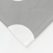 Weiße Polka-Punkte auf grau Fleecedecke (Ecke)
