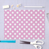 Weiße Polka-Punkte auf hellrosa Seidenpapier (Handwerk)