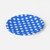 Weiße Polka Punkte auf königsblau Pappteller (Schrägansicht)