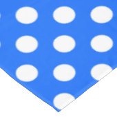 Weiße Polka Punkte auf königsblau Tischdecke (Schrägansicht)