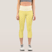 Weiße Polka-Punkte auf maisgelbem Hintergrund Capri Leggings (Vorderseite)