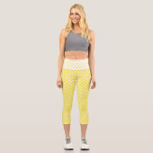 Weiße Polka-Punkte auf maisgelbem Hintergrund Capri Leggings (Vorderseite)