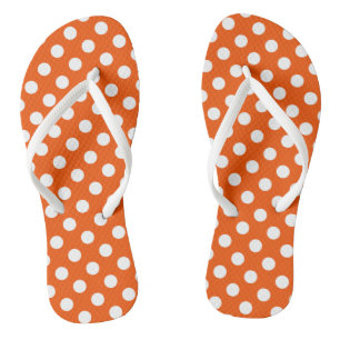 Weiße Polka-Punkte auf Orange Badesandalen