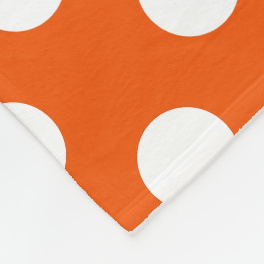 Weiße Polka-Punkte auf Orange Fleecedecke (Ecke)
