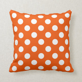 Weiße Polka-Punkte auf Orange Kissen