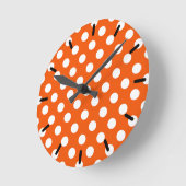 Weiße Polka-Punkte auf Orange Runde Wanduhr (Winkel)