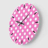 Weiße Polka-Punkte auf rosa Große Wanduhr (Winkel)