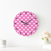 Weiße Polka-Punkte auf rosa Große Wanduhr (Zuhause)
