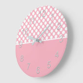 Weiße Polka-Punkte auf rosa Große Wanduhr (Winkel)