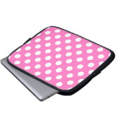 Weiße Polka-Punkte auf rosa Laptopschutzhülle (Vorne Knopf)