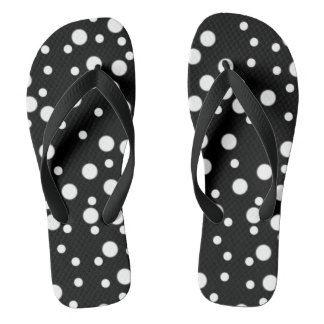 Weiße Polka Punkte auf schwarzen Flipflops Badesandalen
