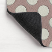 Weiße Polka Punkte auf Taupe Leder Print Mousepad (Ecke)