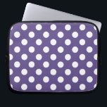 Weiße Polka-Punkte auf Ultraviolett Laptopschutzhülle<br><div class="desc">Pantone's Farbe des Jahres für 2018 ist ultraviolett.</div>