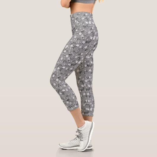 Weiße Posy-Printwerbung auf Grau Capri Leggings (Links)