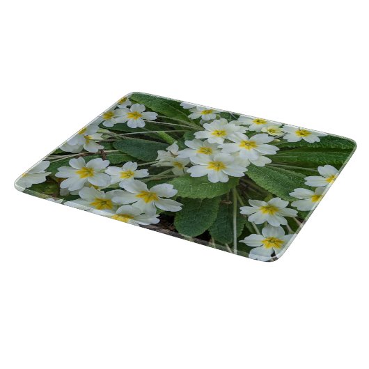 Weiße Primrosen mit gelben Zentren, blorfarbig Schneidebrett (Ecke)