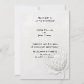 Weiße Protea-Blumenrelief-Luxus-Hochzeit Einladung (Vorderseite)