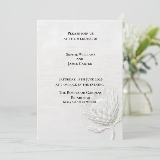 Weiße Protea-Blumenrelief-Luxus-Hochzeit Einladung (Stehend Vorderseite)
