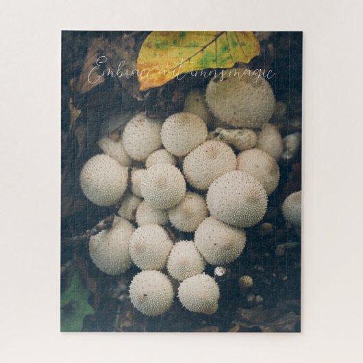 Weiße Puffballpilze unter Herbstblättern Puzzle (Vertikal)
