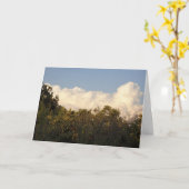 Weiße Puffwolken über Baumkronen Hintergrund Karte (Gelbe Blume)