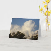 Weiße Puffwolken über Baumkronen Hintergrund Karte (Gelbe Blume)