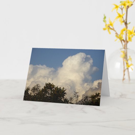 Weiße Puffwolken über Baumkronen Hintergrund Karte (Gelbe Blume)