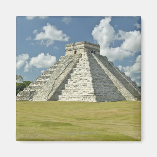 Weiße Puffwolken über der Maya-Pyramide Magnet (Vorne)