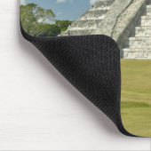 Weiße Puffwolken über der Maya-Pyramide Mousepad (Ecke)