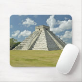 Weiße Puffwolken über der Maya-Pyramide Mousepad (Mit Mouse)