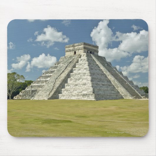 Weiße Puffwolken über der Maya-Pyramide Mousepad (Vorne)