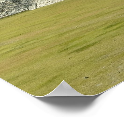 Weiße Puffwolken über der Maya-Pyramide Poster (Ecke)