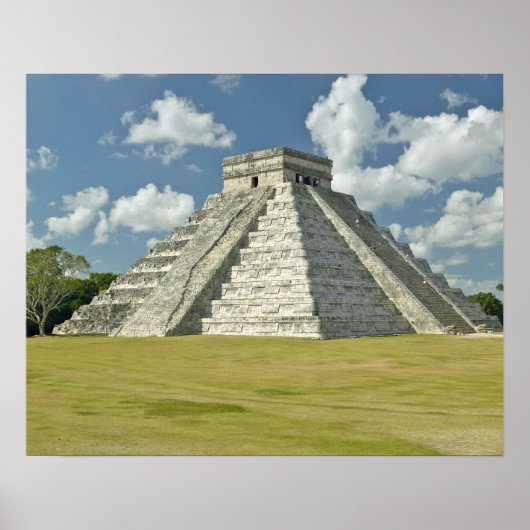 Weiße Puffwolken über der Maya-Pyramide Poster (Vorne)