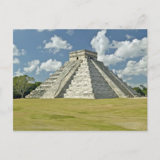 Weiße Puffwolken über der Maya-Pyramide Postkarte (Vorderseite)
