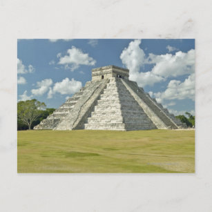 Weiße Puffwolken über der Maya-Pyramide Postkarte