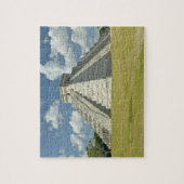 Weiße Puffwolken über der Maya-Pyramide Puzzle (Vertikal)