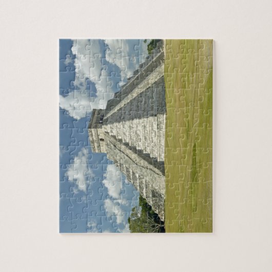 Weiße Puffwolken über der Maya-Pyramide Puzzle (Vertikal)