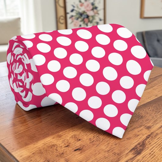 Weiße Punkte auf einer Hot-Pink-farbenen Krawatte