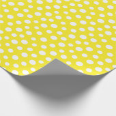 Weiße Punkte auf gelbem Umhüllungspapier Geschenkpapier (Ecke)