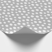 Weiße Punkte auf grauem Umhüllungspapier Geschenkpapier (Ecke)