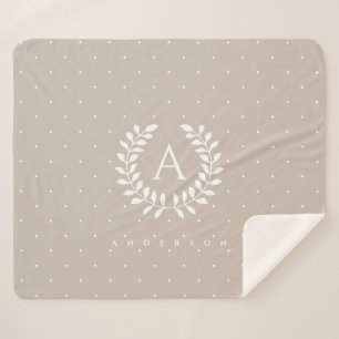 Weiße Punkte auf kühlem Beige Lorbeer Monogramm Sherpadecke